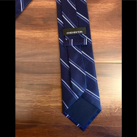 🌿SALE🌿Like New Dressy JONES New York Navy Blue 100% Silk Striped Necktie - Picture 3 of 10